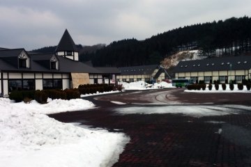 <p>An overview shot of the area. The front check-in is on the right, the restaurant the left, and the far center a conference&nbsp;room.&nbsp;</p>