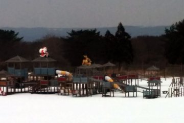 <p>Children will surely enjoy the large play area right outside the log houses. However, it wasn't popular on this winter day.</p>