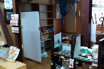 <p>The gift shop also has an area where you can make your own piece of art or jewelry.</p>