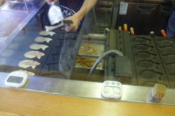 <p>Watch the taiyaki being made right in front of your eyes</p>