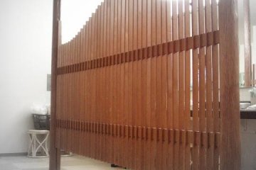 Screen dividing the vanity and dressing area