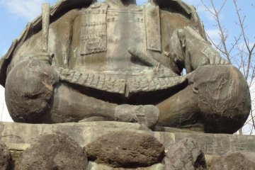 Minamoto-no Yoritomo, the samurai founder of the Kamakura Shogunate (1185 A.D). How about sipping coffee next to Yoritomo? He might tell you about the spirit of Kamakura samurai!