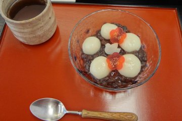 Bancha and Ogura-shiratama (630 yen)