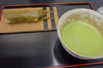Matcha and Sakura-mochi (630 yen)