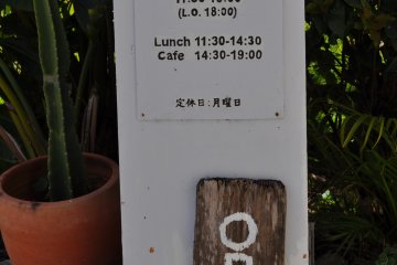 Papan iklan yang ada di depan kafe