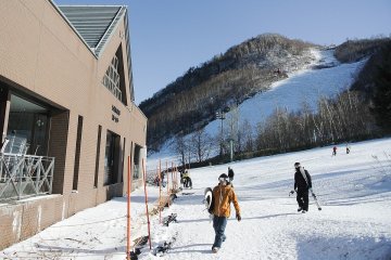 Snowboarding at Teine