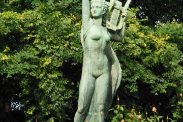 <p>A front view of the goddess statue.</p>