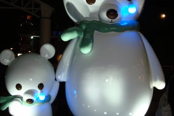 Crying bears at Aqua City encourage us to save the environment