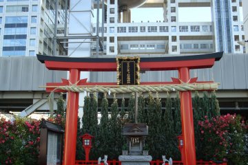 Aqua City Shrine with Fuji TV building in the background