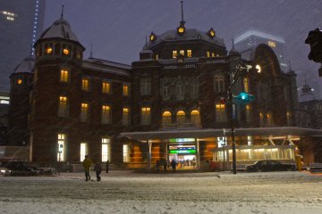 <p>Tokyo Station on a snowy day&mdash;looks rather mystic.</p>