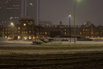 <p>Due to the heavy snowfall that day the city basically was at a standstill. So the usually busy station looked rather deserted,&nbsp;with very few people venturing out, and there was hardly any traffic.</p>