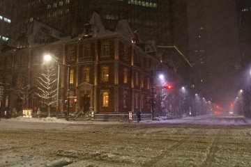 <p>Tokyo Station neighborhood&nbsp;Marunouchi&nbsp;during&nbsp;the snowfall in&nbsp;2014</p>