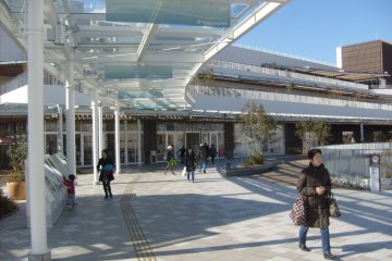 <p>Here's where you go in from the station walkway.</p>