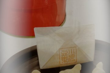 Kobato-mameraku is a hard, dainty sweet made of soybean flour and sugar. It is also in the shape of a dove. It is cute and can be stored for a long time.