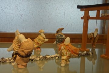 Because of the famous dove logo, Toshima-ya has a fine collection of pigeon ornaments on display on the second floor of the main shop. You can freely come into the showroom, and look around at a variety of dove figurines from a variety of countries.