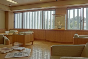 There are some comfortable lounge chairs here where you can rest for a while, but drinking and eating is not permitted.