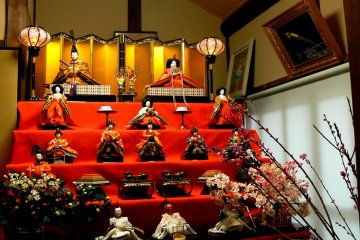 <p>This Hinamatsuri display has a gold screen behind the emperor and empress</p>
