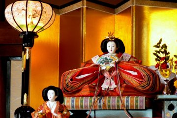 <p>This doll is wearing the twelve-layer kimono of the Heian era</p>