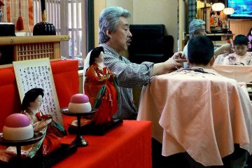 <p>This barber was telling the story of Momotaro to his captive audience</p>