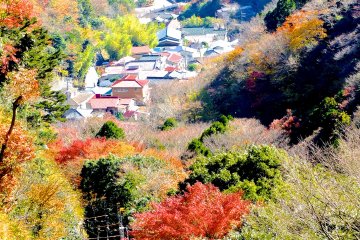 <p>Looking down from the station bridge crossing at the descending cable car, mountain and town</p>