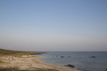 <p>Pemandangan pagi yang tenang dari dalam tenda</p>
