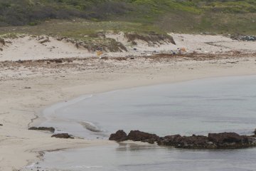 <p>Pantai yang tenang.</p>
