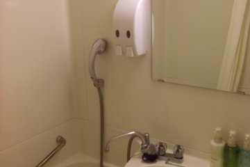 <p>Kamar mandi kecil.</p>
