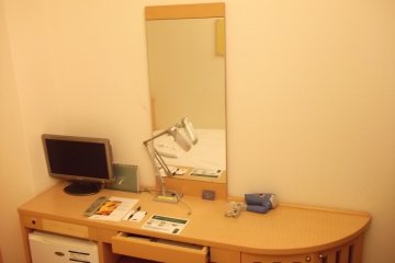 <p>Meja dalam kamar.</p>
