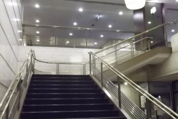 <p>Tangga naik dari pintu masuk lantai satu ke lobi.</p>

