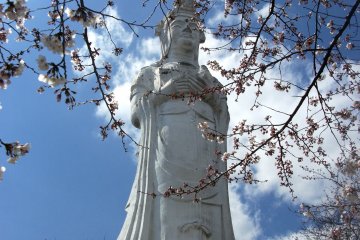 <p>The Kannon atop the small hill Funaoka&nbsp;Park.</p>